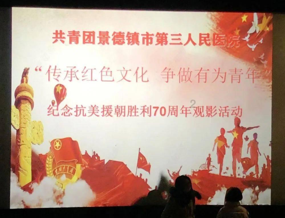 高空畅游的女孩